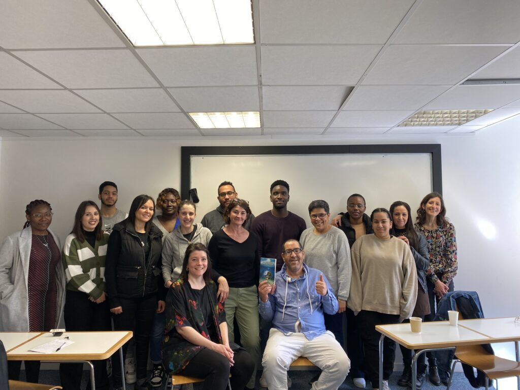 Intervention GRIM La semaine dernière chez Assisteal Formation Lyon, l’organisme à accueilli deux personnes concernées par des troubles psychiques, qui ont partagés, avec les apprenants, un récit de toute une vie.